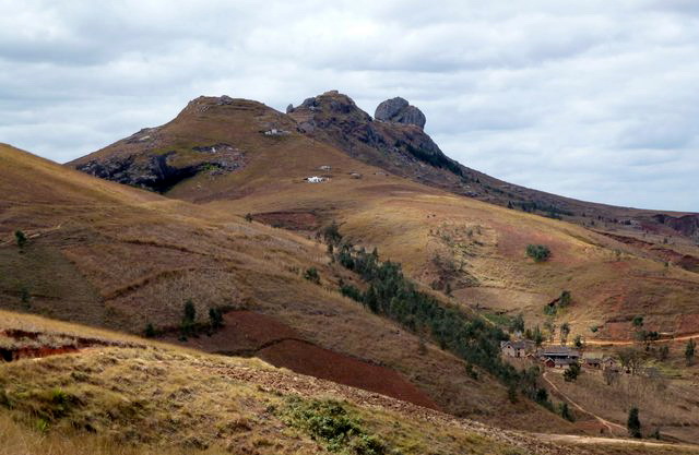 Massif Ambatomanjakabe et le village de Ankanzoto
