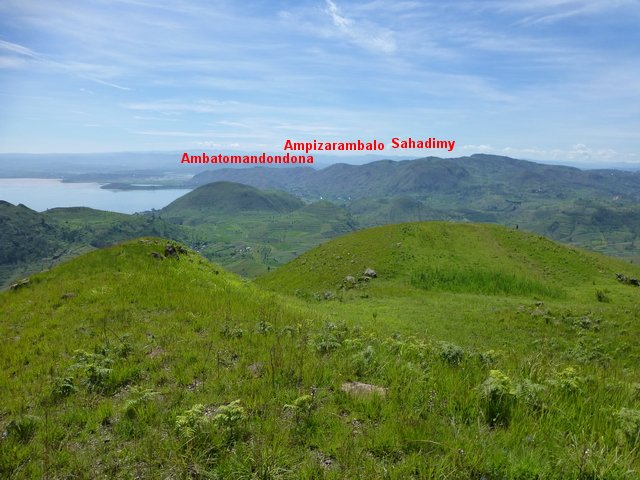 les massifs Ampizarambalo, Ambatomandondona et le dôme Sahadimy
