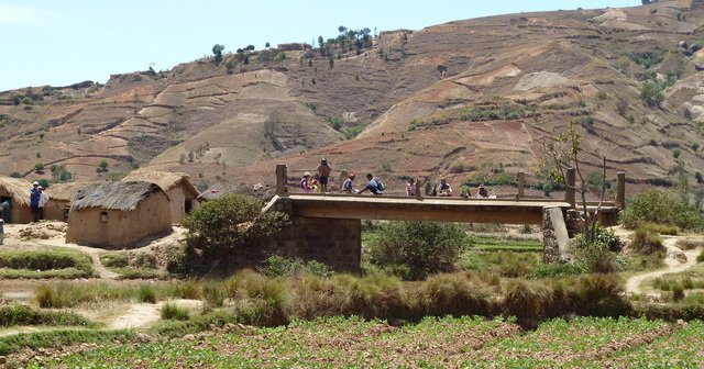 Pont qui emjambe la Fitandambo