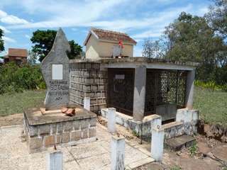 Tombeau familial de Rakotondrabe Samuel fusill&eacute; &agrave; Ankatso par les fran&ccedil;ais durant l insurrection sanglante de 1947 