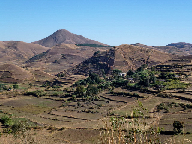 village d' Ambohimena et l'Andranonatoa qui domine le paysage