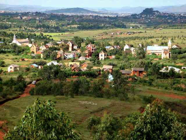 village Fiakarana et à l' horizon Ambohidratrimo, la colline boisée