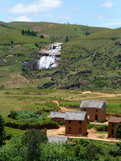 Cascade Andriambola village Ambodiakondro