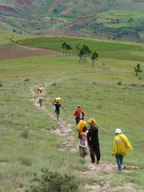 les sherpa malagasy, plus de 30 personnes hommes femmes et enfants qui montent une trentaine de bidons de 20 litres par semaine sur 7 km pour moins d' 1 euros :-((