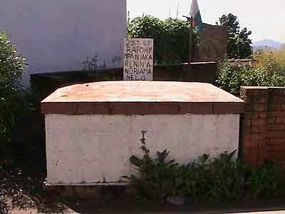 Alasora Rafohy mpanjaka renin Andriamanelo tombeau d'un fils d'Andriamanelo