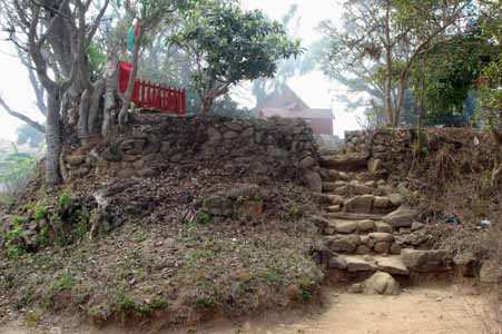 amboatany,escalier menant au tombeau d'andriambelomasina