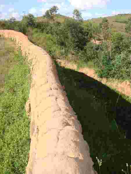 amboatany:mur d'enceinte en terre " Tamboho"