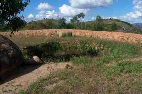 mur d'enceinte en terre " Tamboho"