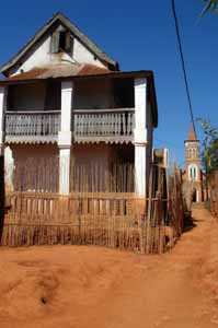 montée vers l'église de Ambohibato