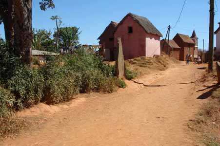 traditionnelles pierres levées à l'entrée du village