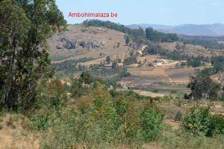 En face la colline et son rova tombeau de Andriantompokoindrindra