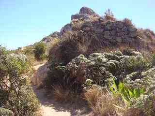 Ambohitrondrana nombreux vestiges de murailles