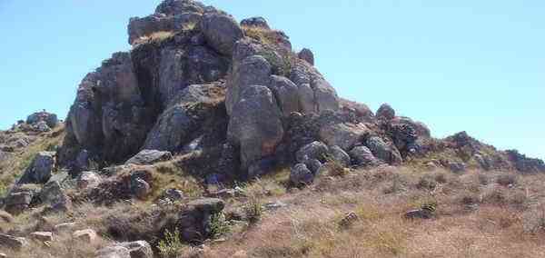 Ambohitrondrana nombreux vestiges de murailles