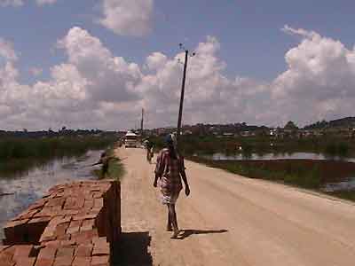 digue le long de l'Ikopa menant à Anosimanjaka