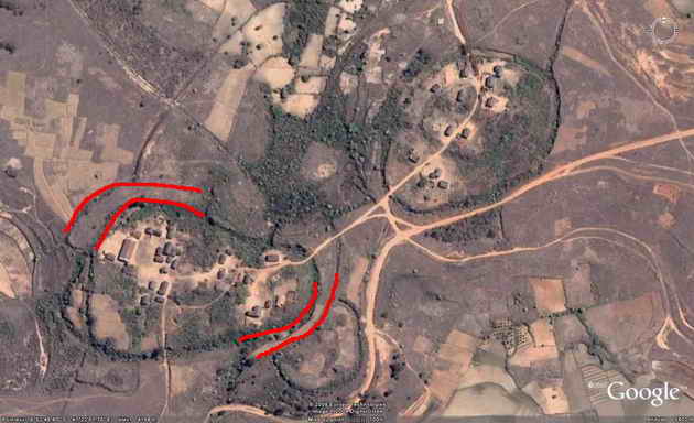 ikianja vue aérienne de ikianja avec ses doubles fossés défensifs comme dans la plupart des villages fortifiés des hauts plateaux