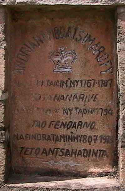 Roi d'Antananarivo jusqu'à sa défaite face à Andrianampoinimerina en 1794, il fut exilé à Fenoarivo où il décéda. Son tombeau fut transféré en 1918 à Antsahadinta.