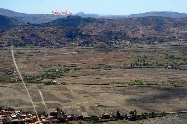 dominant la vallée de la Sisaony.Antsahadinta fait partie des 12 collines  sacrées