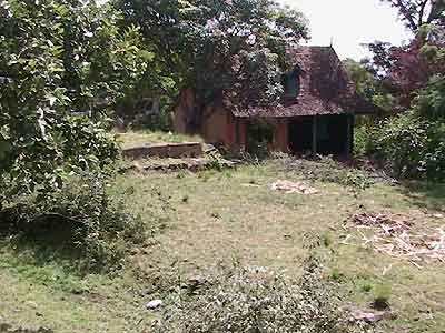 Emplacement de la plus ancienne case du village appartenant aux descendants d'un fidéle du roi