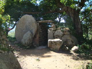 Vavahady pierre ronde qui condamne l' entrée du village