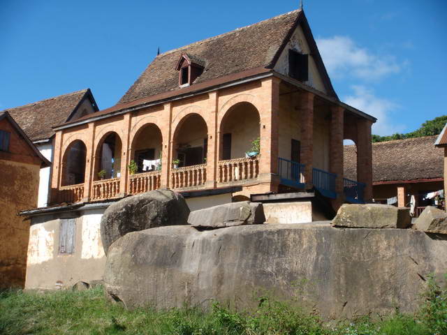 magnifique représentation de maison à balcons