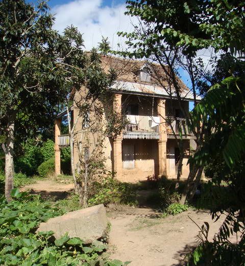 maison dans son écrin de verdure