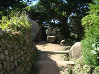 Vavahady pierre ronde qui condamne l' entrée du village