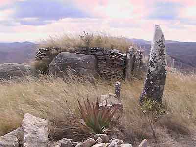 vieux tombeaux en pierres sèches