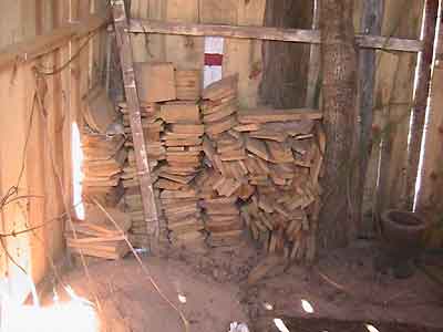 A l'intérieur quelques tuiles de bois pour la réfection des toitures
