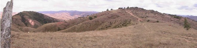 vue d' ouest Kaloy à gauche, la montée se fait à pied sur la droite une colline qui renferme de nombreux vieux tombeaux en pierres sèches