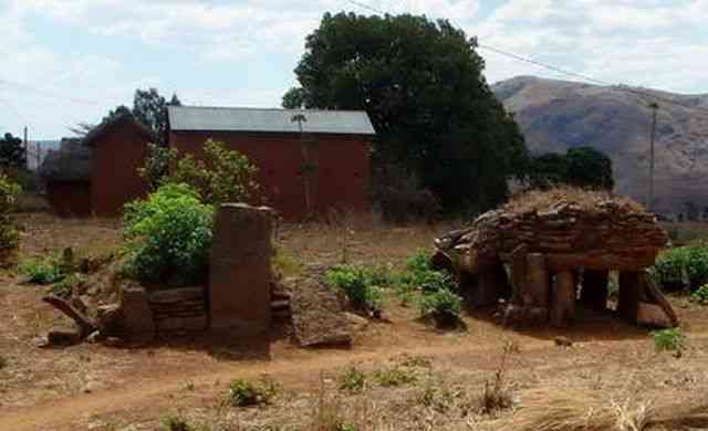 village d'Ampasamanantongotra tombeau sur pieds