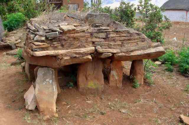 village d'Ampasamanantongotra tombeau sur pieds