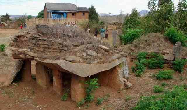 village d'Ampasamanantongotra tombeau sur pieds