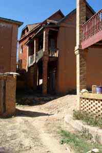 Ambatomanga : avec ses maisons hautes à étage, ceint d'une petite balustrade, et aux toits de tuiles noircies par le temps..