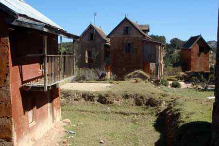 Ambatomanga : avec ses maisons hautes à étage, ceint d'une petite balustrade, et aux toits de tuiles noircies par le temps..