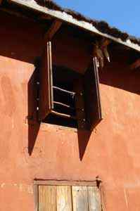 Ambatomanga : avec ses maisons hautes à étage, ceint d'une petite balustrade, et aux toits de tuiles noircies par le temps..