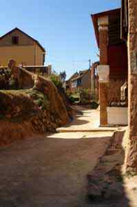 Ambatomanga : avec ses maisons hautes à étage, ceint d'une petite balustrade, et aux toits de tuiles noircies par le temps..