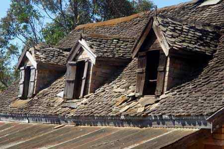 Ambatomanga maison typique des hauts plateaux avec les tuiles écailles