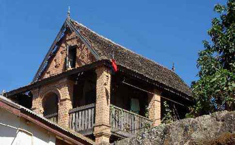 Ambatomanga : Le village perché sur sa colline a conservé ses traditions architecturales du siècle dernier