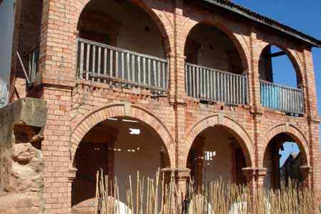 Ambatomanga : avec ses maisons hautes à étage, ceint d'une petite balustrade, et aux toits de tuiles noircies par le temps..