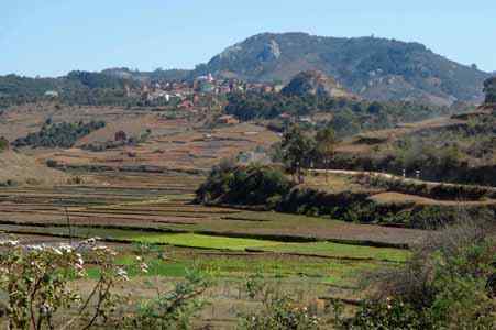 Ambatomanga c'est aussi sa curiosité naturelle, cet énorme rocher granitique qui a donné son nom au village.