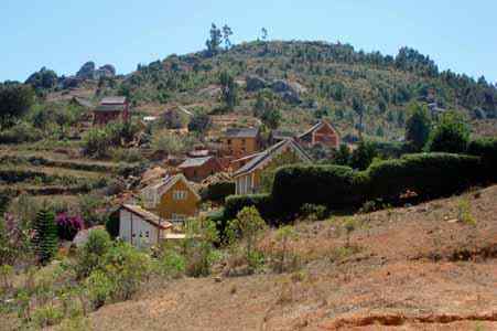 Ambatomanoina est une colline située à une vingtaine de kilomètres d’Antananarivo RN2