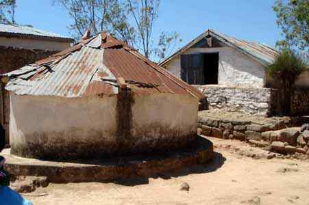 Andriantsitakatrandriana fut conscient du parti qu'on pouvait tirer de la plaine du Betsimitatatra, en bas de la colline d'Analamasina (ancien non d'Analamanga au sommet d'Antananarivo) conquis par son père sur les Vazimba descendants d'Andriampirokana, et fit construire la digue qui se trouve à l'Ouest d'Ankadimbahoaka par le peuple en vue d'obtenir de vastes rizières, d'où son nom d'Ankadimbahoaka (au fossé du peuple). Il amena la prospérité dans toute la région pendant son règne et entreprit de grands travaux.