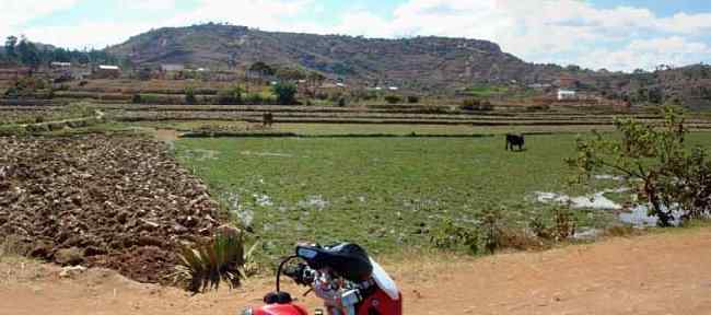 Nord d'Ivato passer Anjomakely, à l'ouest le massif d'Ambohitriniarivo 