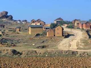 "trano gasy" maisons malgaches aux couleurs chatoyantes