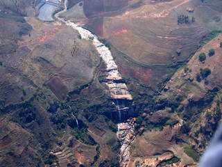 vue aérienne un pont de pierre enjambe une rivière qui comporte une cascade spectaculaire