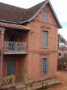 la maison à un étage situé à l'est «où vit encore un descendant de Rainimboay