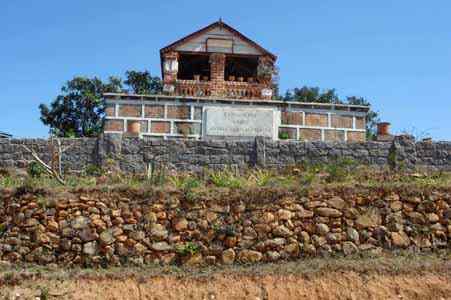 tombeau de Ramiangaly 7° épouse de Andriananpoinimerina , fille de Andriankotonavalona. Ramiangaly est née à Ambohipoloalina. Elle est décédée en 1881, et a été enterrée à Ankadimanga.