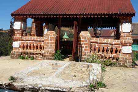 tombeau de Ramiangaly 7° épouse de Andriananpoinimerina , fille de Andriankotonavalona. Ramiangaly est née à Ambohipoloalina. Elle est décédée en 1881, et a été enterrée à Ankadimanga.