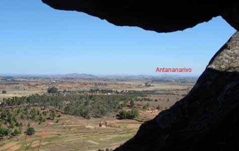 Grotte de Ankazomalaza sortie sur la plaine de Tana