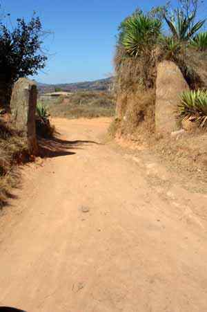 Ankosy: ancien village fortifié, pierres levées